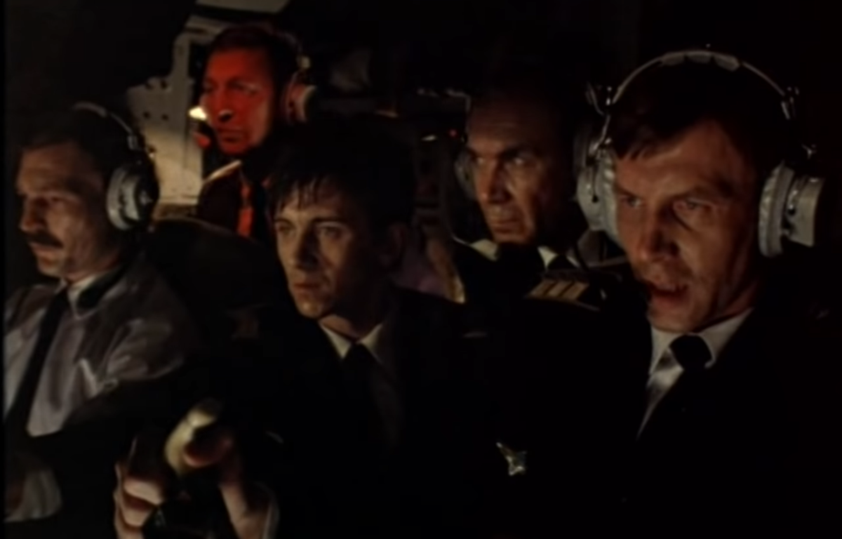 Экипаж самолёта, кадр из фильма "Размах крыльев" (1986)