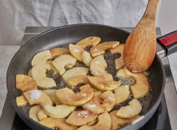 Пирожки с яблоками на сковороде