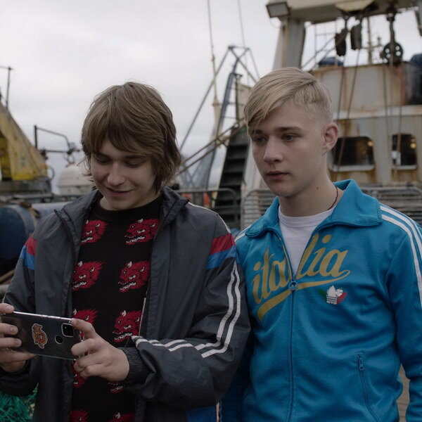     Студенты осваивают профессию рыбака и переживают страшный шторм в трейлере «Снегиря»