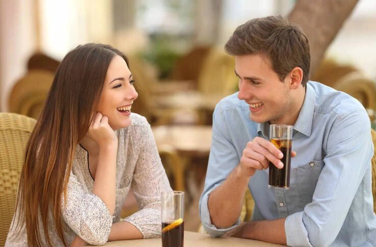 4. Будьте внимательны к своему партнеру. Один из важнейших аспектов первого свидания — это внимание к своему партнеру. Вам нужно активно слушать, что он говорит, задавать вопросы и показывать свой интерес. Также стоит помнить о том, что также стоит беседовать и выражать свое мнение, чтобы партнер не стал скучать.