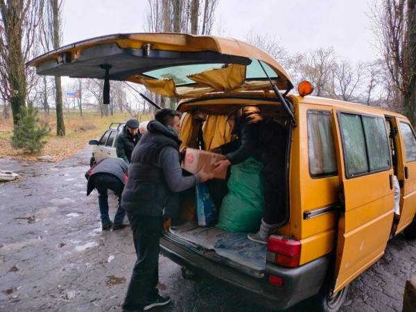 Разгрузка гуманитарной помощи в ЛНР