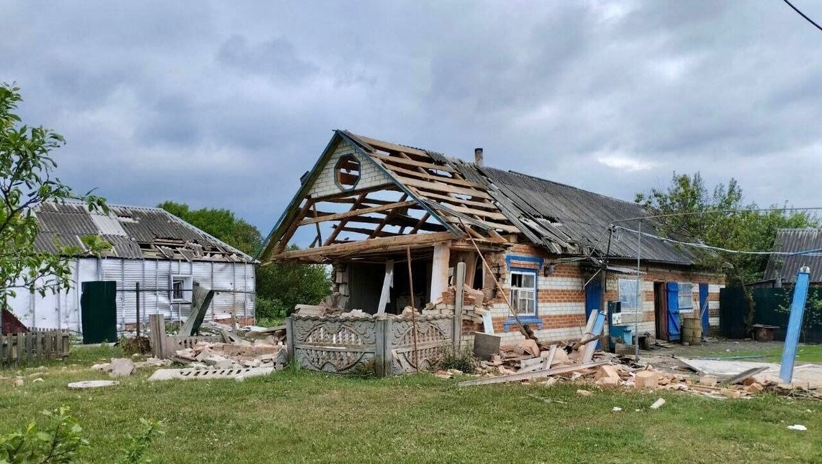     В результате атаки украинской ДРГ на Белгородскую область 22 мая повреждены более 500 домов, а также детские сады, магазины, школы и административные здания. Глава Грайворонского горокруга Геннадий Бондарев сообщил, что только в Грайвороне повреждены около 200 зданий (ВИДЕО).