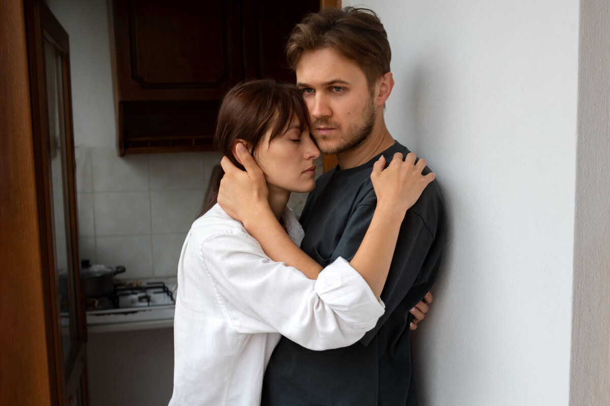 Изображение от <a href="https://ru.freepik.com/free-photo/young-couple-suffering-from-std_30117033.htm#query=%D0%BC%D1%83%D0%B6%D1%87%D0%B8%D0%BD%D0%B0%20%D0%BE%D0%B1%D0%B8%D0%BD%D0%BC%D0%B0%D0%B5%D1%82%20%D0%B6%D0%B5%D0%BD%D0%B8%D1%89%D0%BD%D1%83&position=42&from_view=search&track=ais">Freepik</a>