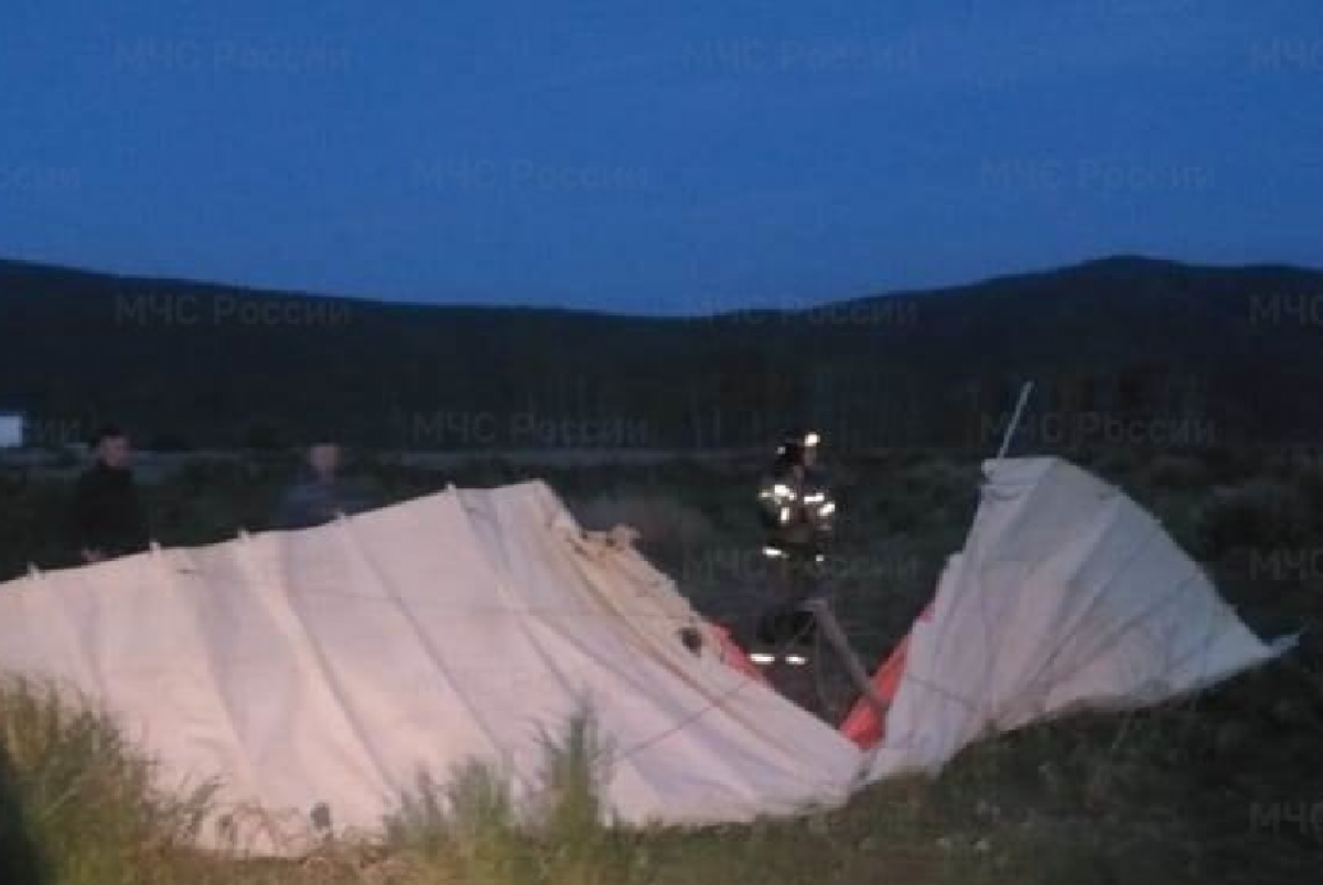    В Комсомольске спасатели МЧС достали тело пилота из разбившегося параплана