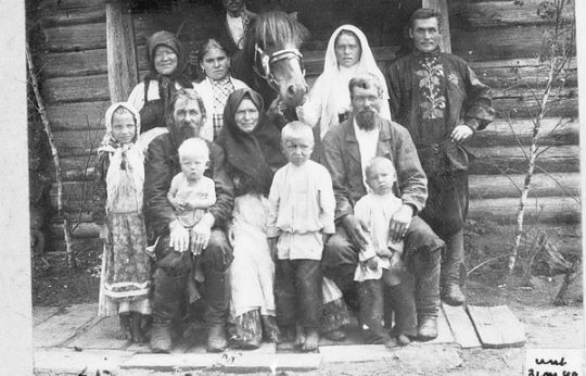 Семья однодворца. 19 век. Фото из интернета.