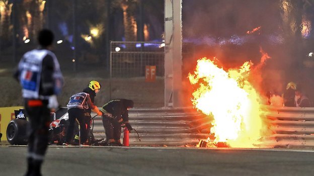 29 ноября. Бахрейн. Болид Ромена Грожана полыхает на трассе. Фото AFP