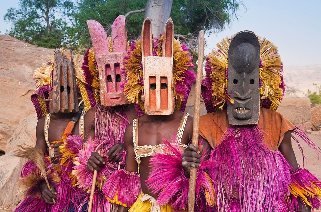 Ритуальные танцы мужчин племени. Племени догонов мали. Африканское племя догонов. Догоны племя маски. Племя догонов в Африке.