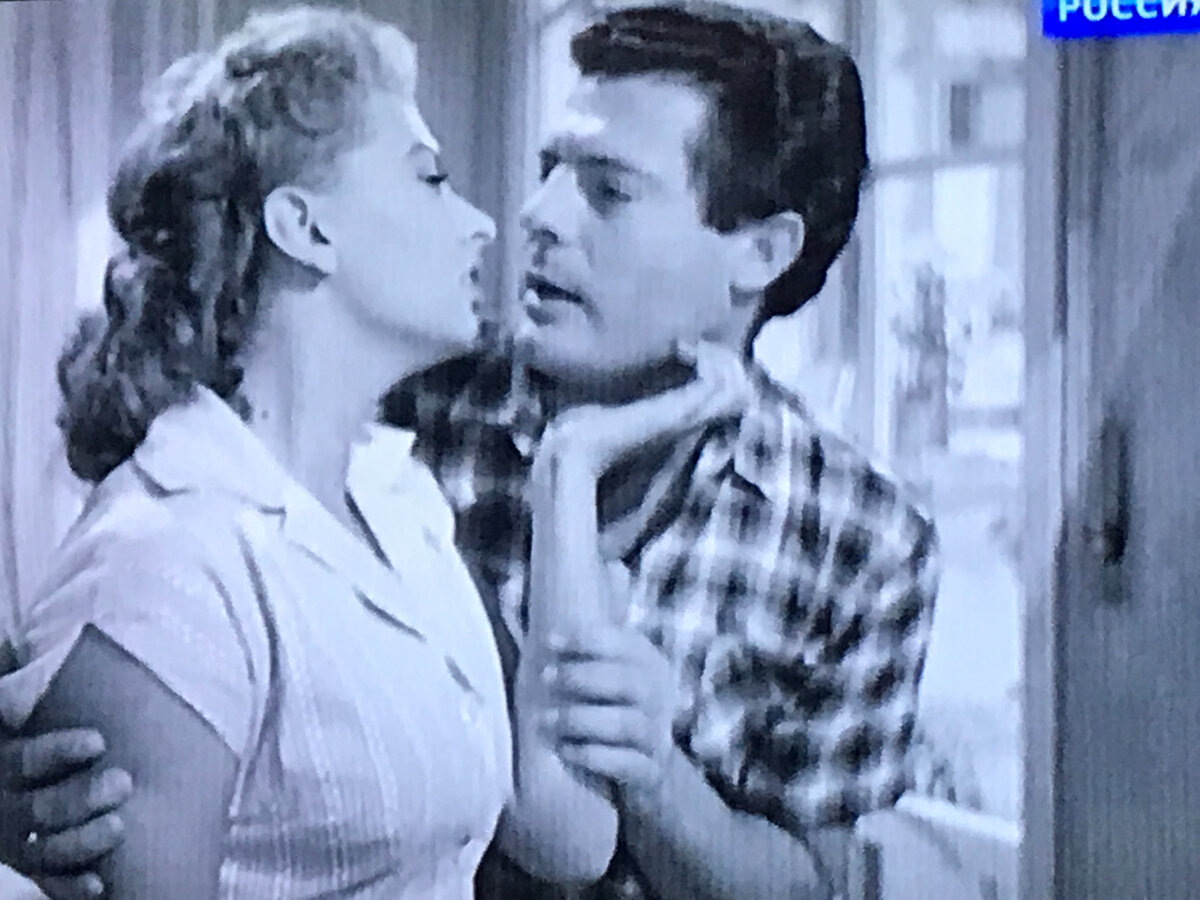 Кадр из фильма с Софи Лорен и Марчелло Мастрояни