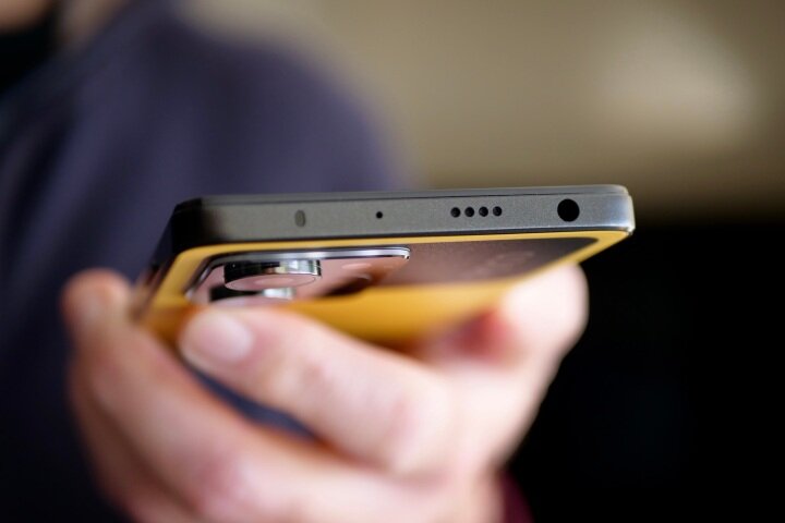 У Poco X5 Pro пластиковая задняя панель 