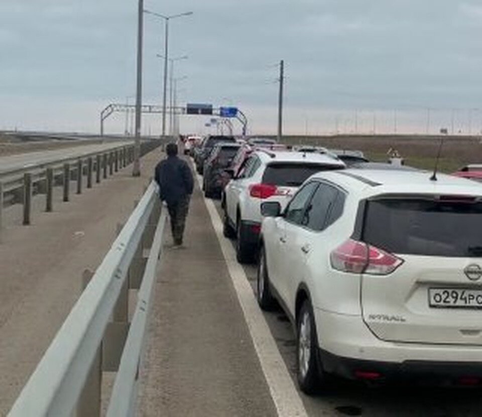 Есть пробка на крымском мосту. Крымский мост. Крымский мост Крым. Пункт пропуска. Крымский мост фото