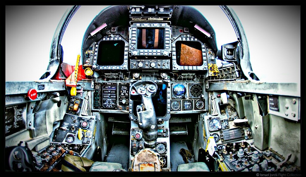 Кабина McDonnell Douglas F-18 Hornet.