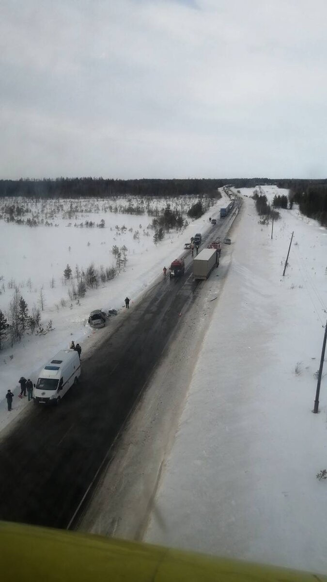    В Югре вертолет с медиками сел на трассу, чтобы спасти пострадавших в жутком ДТП
