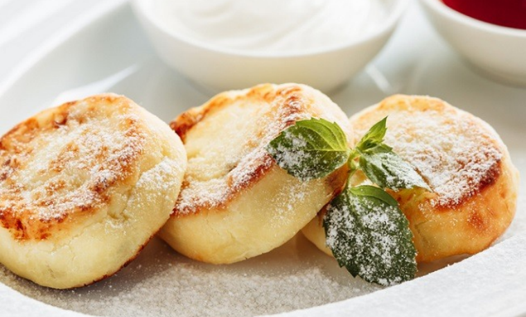    Главным секретом идеального сыра, точнее творога, является протереть творог через мелкую кастрюлю и очистить от воды. Жирность желательна не больше 9 и не менее. Тесто нужно получить эластичное, чтобы сырник при нажатии не растерялся на сковороде, но сохранял форму. Если все правильно сделано, то получится нежный однородный круглый под плотным румянцем. Запекать сырники можно в духовке и готовить в пару.  В рецепте нет исключений экспериментов с начинкой - сухофруктов, орехов, свежих фруктов, даже картофеля не будет лишним. Приятный аппетит! 