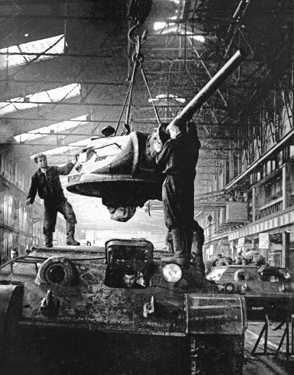 Сборка танков Т-34 в цеху завода № 112 в Горьком.