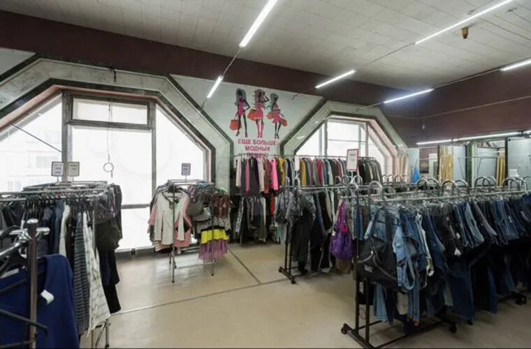    Помещения заняты торговыми рядами с одеждой