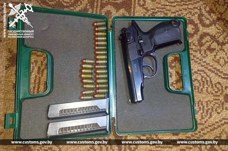     По месту проживания белоруса обнаружили арсенал огнестрельного оружия и боеприпасов. Фото: customs.gov.by
