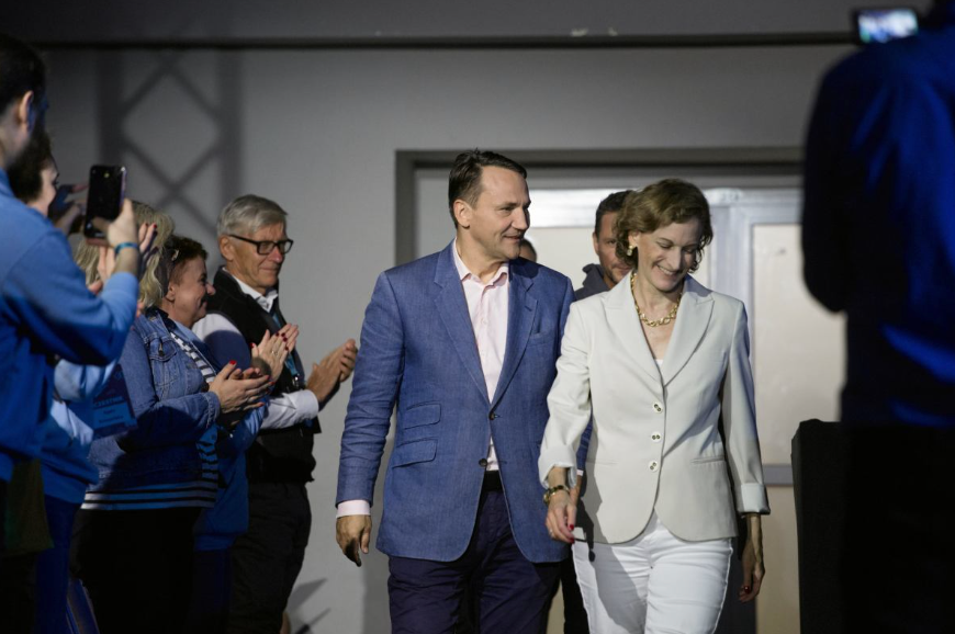 Энн Эпплбаум и Радослав Сикорский. Кампус «Польша будущего» в Ольштыне © Фото Adam Stępień / Agencja Wyborcza.pl 