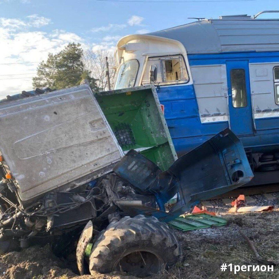     После столкновения с поездом трактор опрокинулся. Фото: телеграм-канал «#1регион».