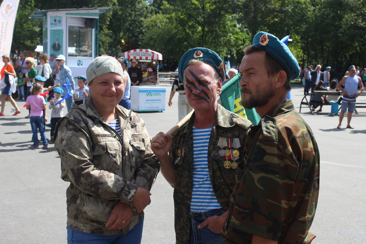 В центре кавалер медали "За боевые заслуги".