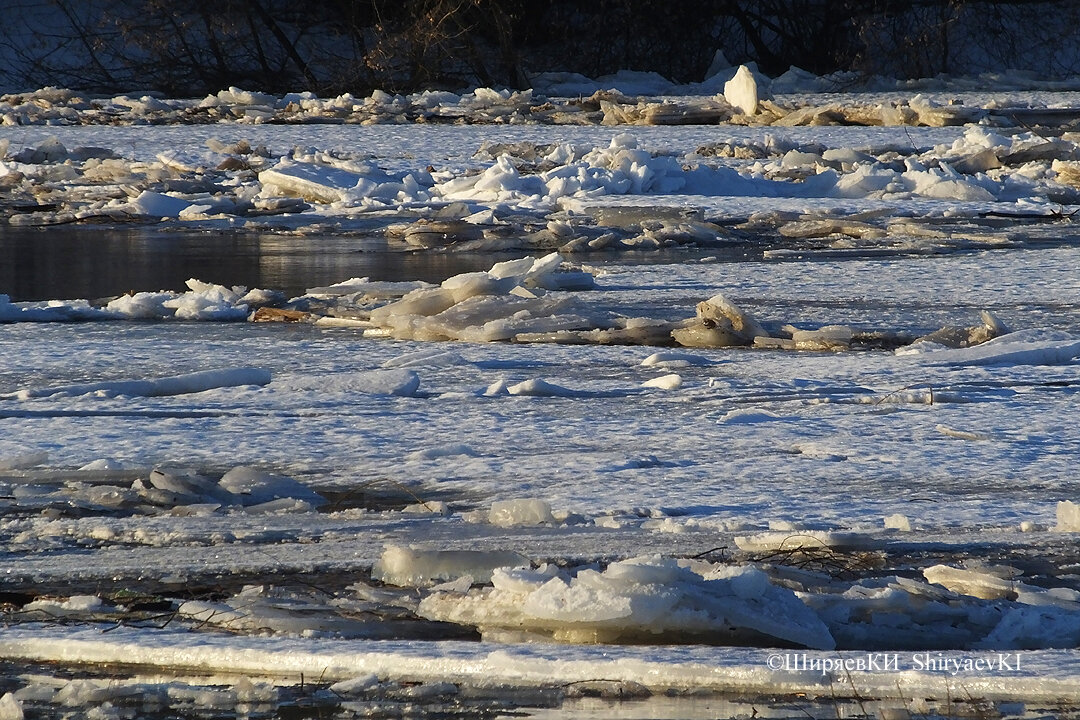 Ледяной затор бывает всегда независимо выше уровень воды или ниже. 