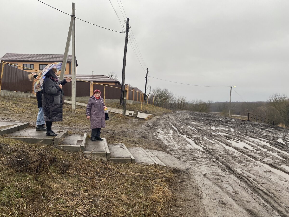 И к святому источнику не проехать, и к ФАПу не пройти: паломники и жители  Курского района требуют построить дорогу | Курские известия | Дзен