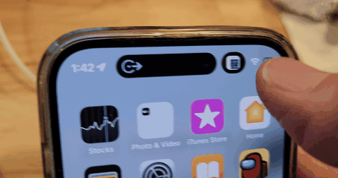 Динамический остров в действии на iPhone 14 Pro 
