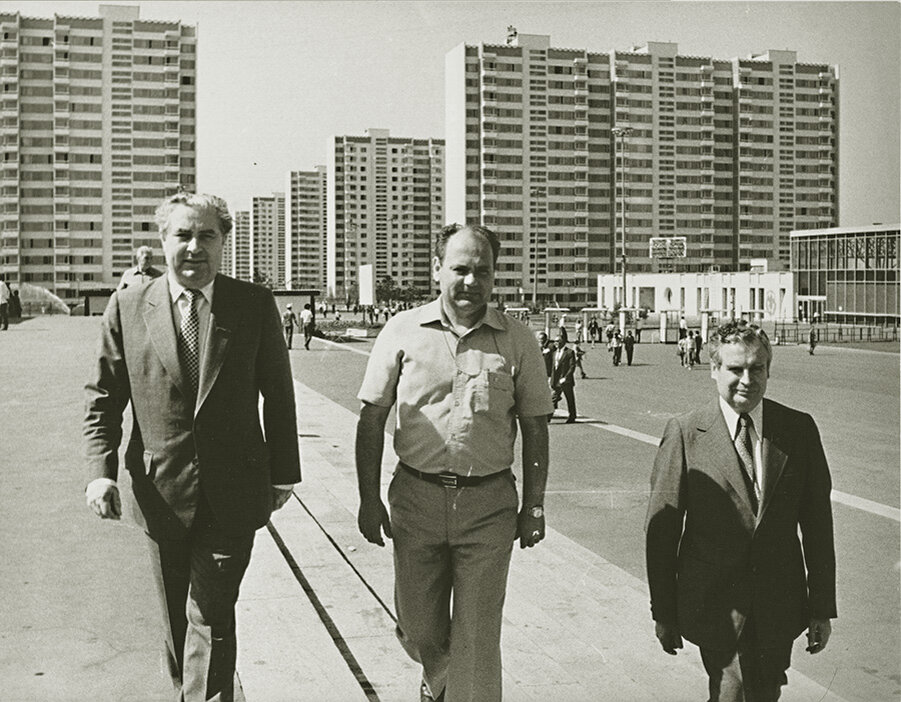 Олимпийская деревня построена. Иван Холод в центре.