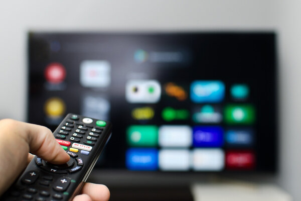 Пожилым людям запрещено долго смотреть телевизор. Фото © Shutterstock