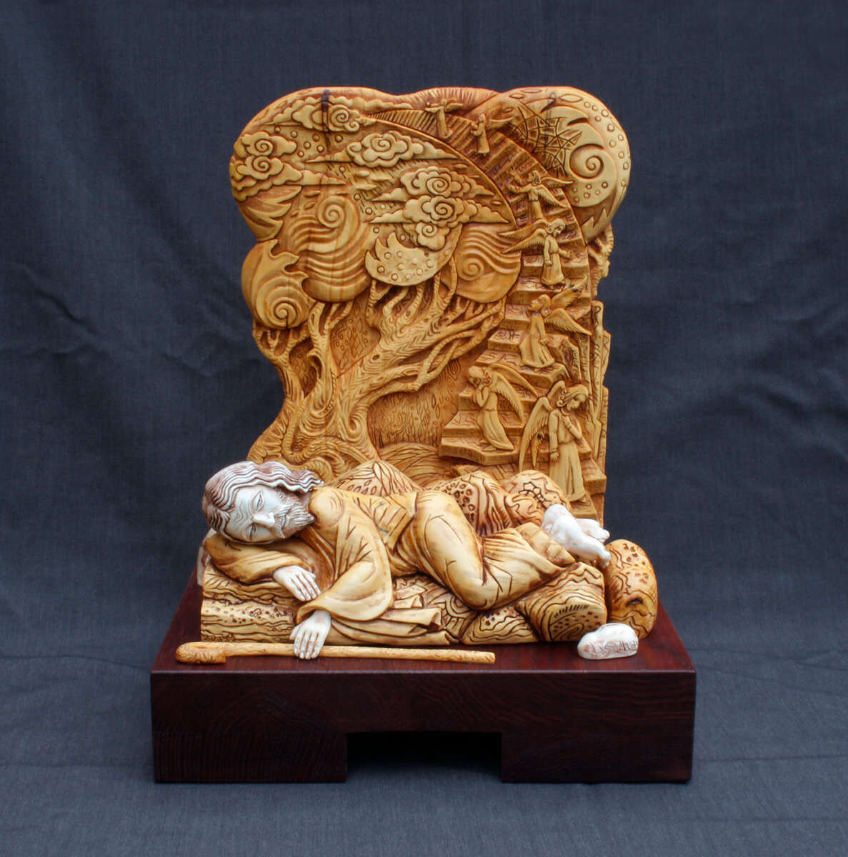 "Лестница Иакова" (самшит, бивень мамонта; рельеф: высота - 25,7 см; ширина – 20,7 см; скульптура: высота – 7, 3 см; длина - 18,9 см; подставка: материал – дуб, высота – 5 см; 2022 год) Маргарита и Григорий Бородины