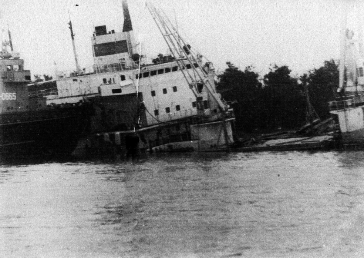 Сухогруз «Arendsee» торгового флота ГДР после получения пробоины в результате взрыва магнитных мин.