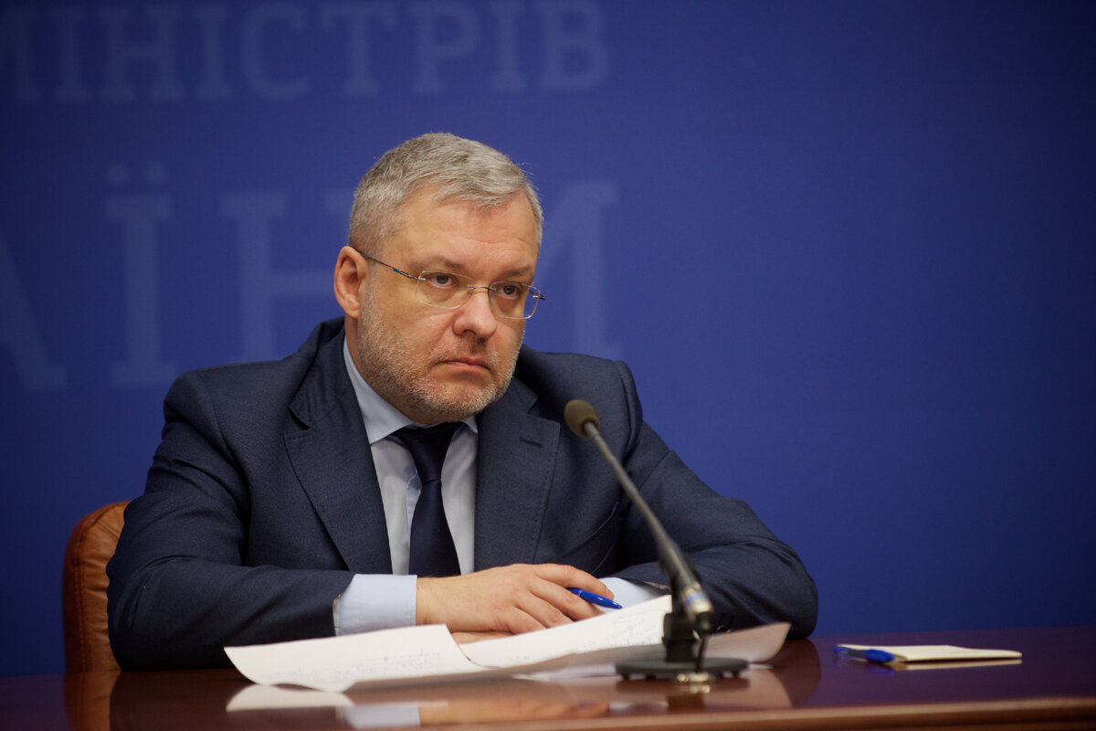  Это министр Герман Галущенко, сидящий  "без денег".   фото: картинки  яндекса.