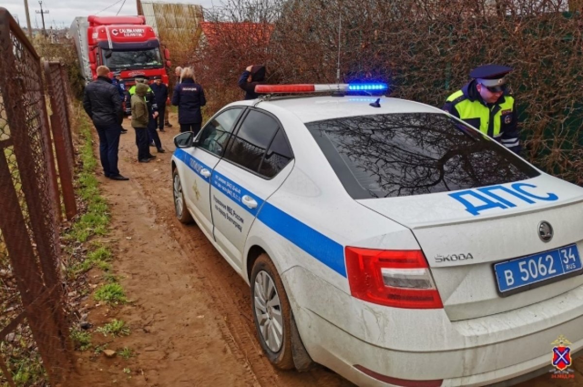 Полицейские помогли вытащить большегруз застрявший в дачах под Волгоградом  | АиФ Волгоград | Дзен