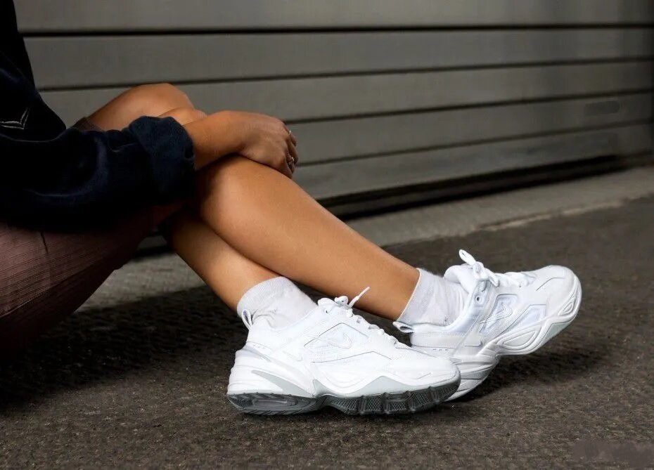 Фото кроссовок на ногах. Nike m2k. Кроссовки найк кеды на ногах. Кроссовки найк mk2. Nike av4789-002.
