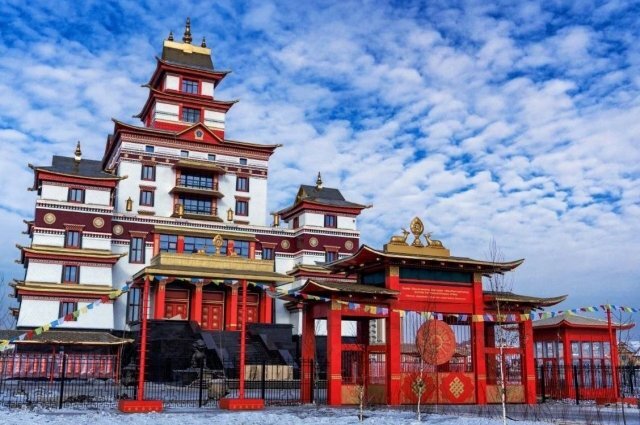    Где построили самый большой буддийский храм в России?