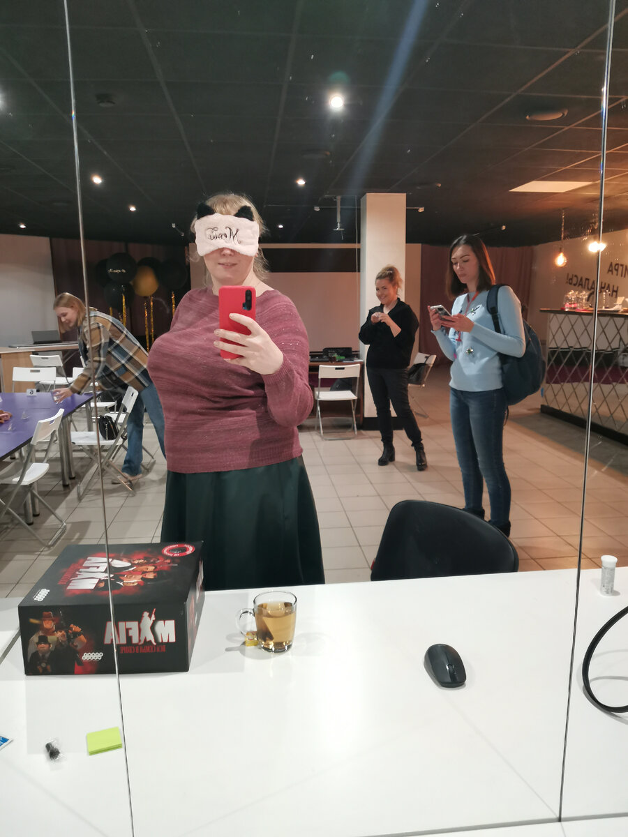 С закрытыми глазами. Это мы как-то играли в мафию