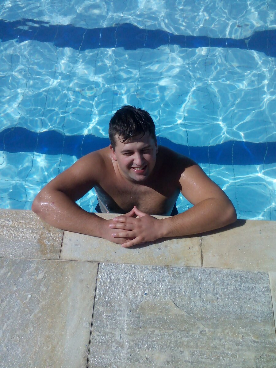 Муж в бассейне во дворе нашего дома
