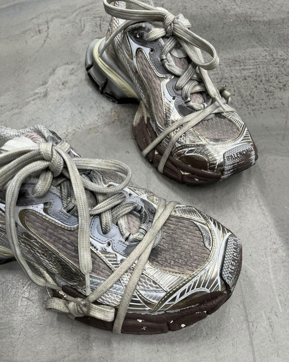 Костюм бомжа и кроссовки в грязи: как Balenciaga сходит с ума?