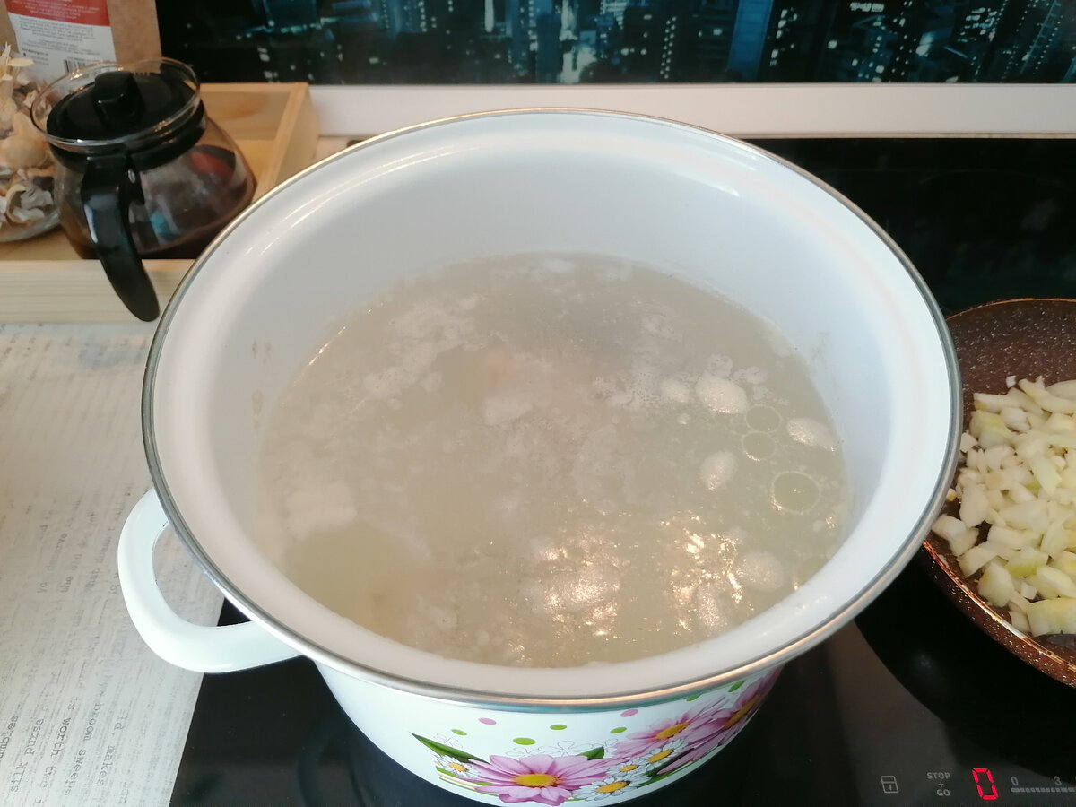 3 литра воды, 2 куриных бедра. Фото автора 