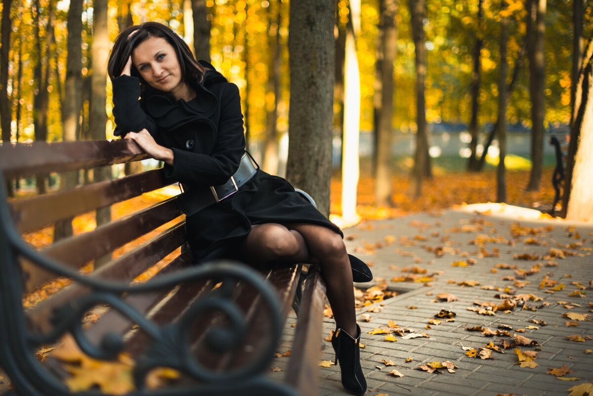 Девушка на скамейке в парке