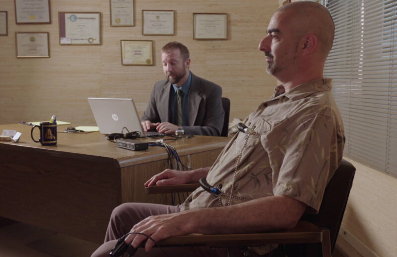 Рэнди Крамер сдаёт тест на полиграфе - фото из интернета.