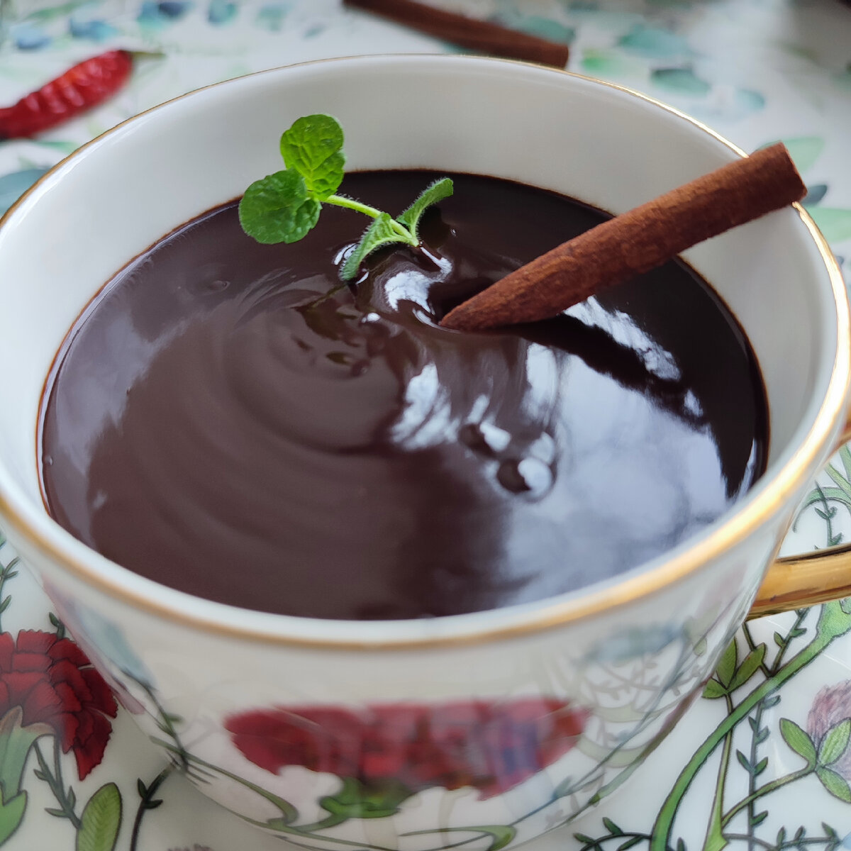 Шоколад нужно пить горячим - этот вариант пряный и с остринкой, благодаря перцу чили.