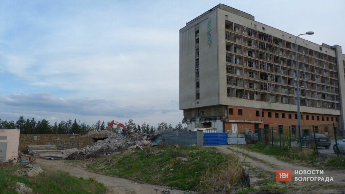     В центре Волгограда снесли двухэтажную пристройку к Дому молодежи, сообщают очевидцы в соцсетях. Ранее в ней располагался первый в городе ночной клуб «Корона».