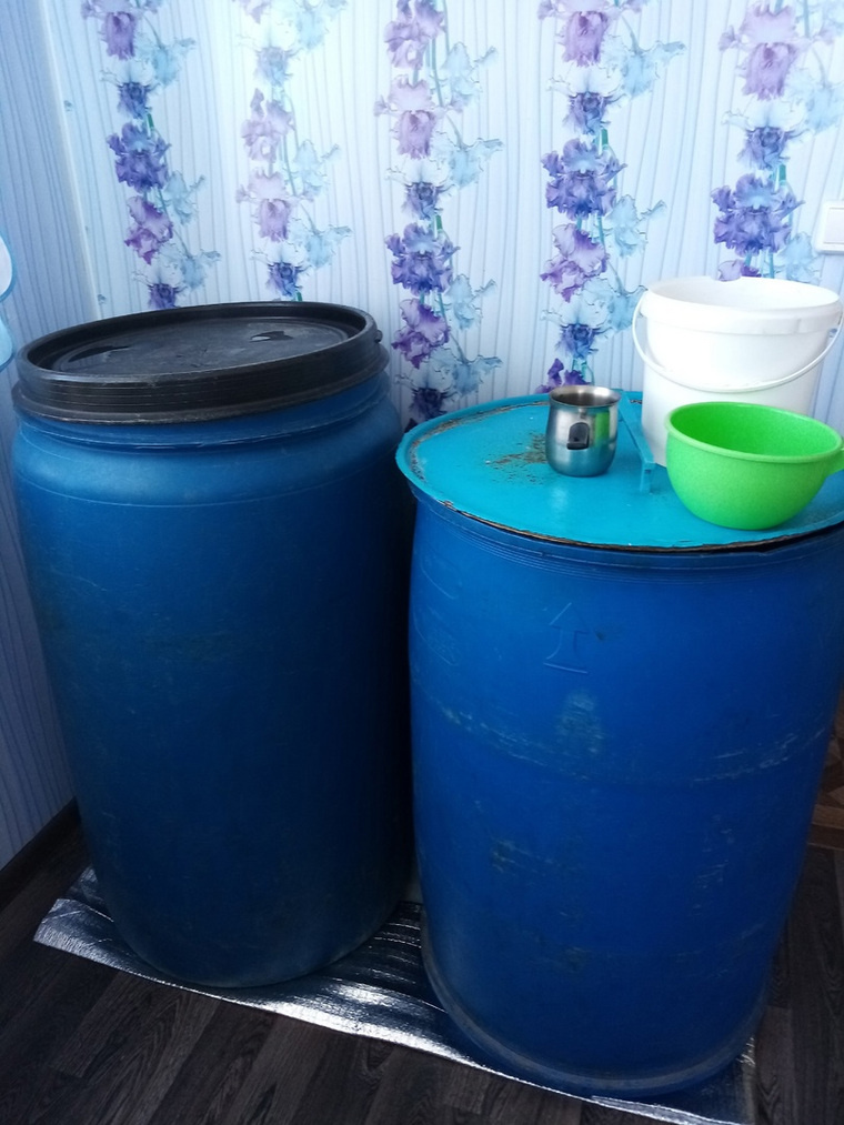    Бочки для воды в нежилом доме