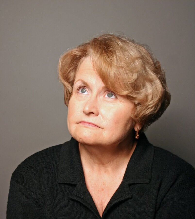 "Что вы делаете?!" — закричала Оля. "Господи, господи" — начала истерично причитать Татьяна Алексеевна,  махая руками и пытаясь через голову снять платье, но в итоге застряла в нем.-2