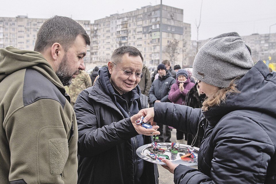     На этом фото запечатлен торжественный момент - Ирек Файзуллин вручает жительнице Мариуполя ключи от новой комфортной квартиры. Стройка на всех территориях новых регионов России идет ударными темпами.