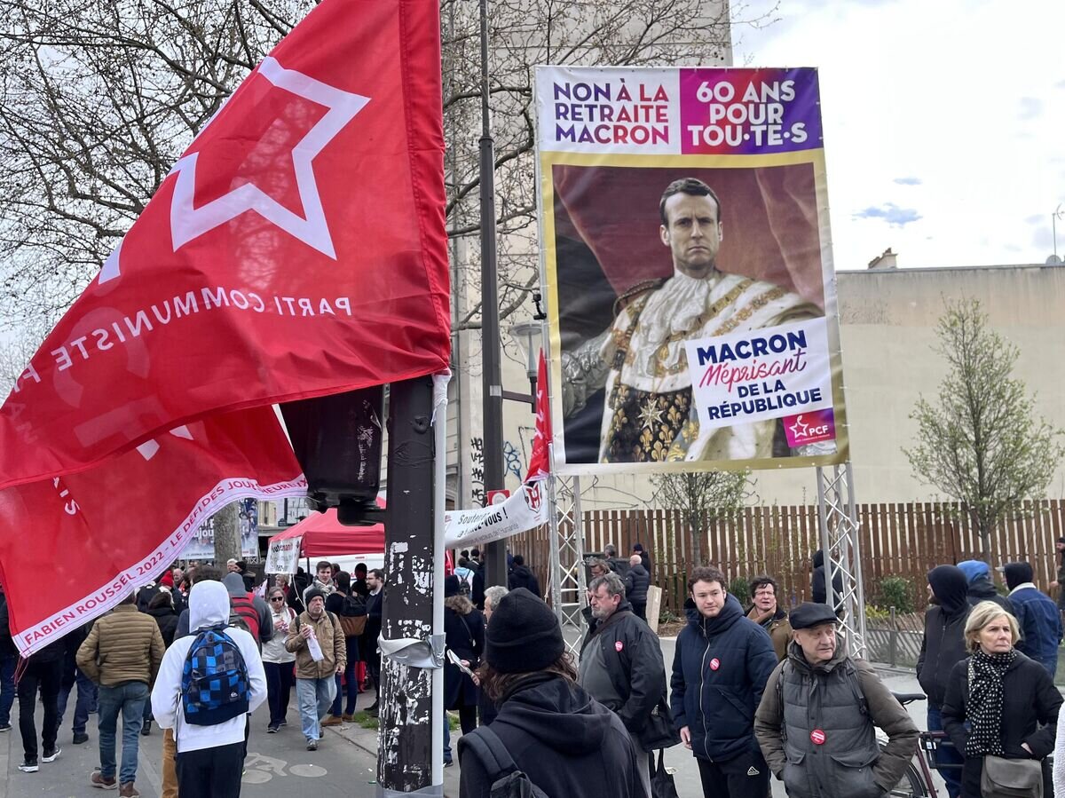    Участники акции протеста против пенсионной реформы на одной из улиц в Париже© РИА Новости / Евгений Полойко