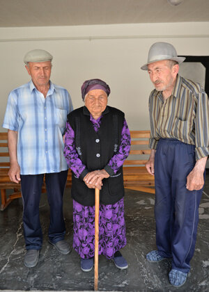 Нану Шаова с семьей в родном селе ЗаюковоФото: © Зубайр Байраков / ТАСС