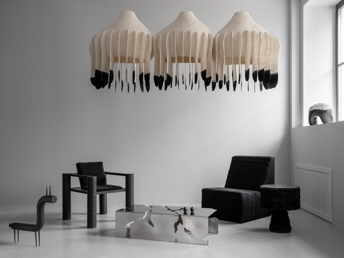 Абажур из войлока Миланы Халиловой; кресло из домотканных дорожек — собственное производство; журнальный столик в технике ручного ткачества Алины Гомбац; металлический стол Facultative works; металлическая скульптура Константина Решетникова.