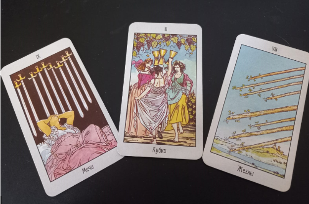 Вытащила для примера три карты из колоды Уэйта в рисунках Роберто де Анджелеса и сама сфотографировала. Еще изображения карт готова тырить в интернете, а расклады - это уж извольте! 