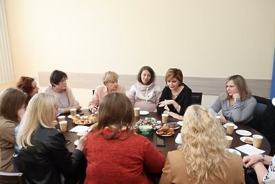    Уполномоченная по правам ребенка, координатор женского движения «Единой России» в Подмосковье Ксения Мишонова на встрече с женами и мамами мобилизованных от Московской области ©Пресс-служба аппарата омбудсмена
